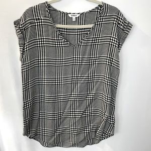 Express Print V-Neck Gramercy Tee